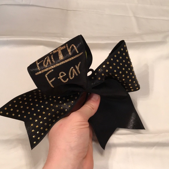 Cheer bow - Picture 1 of 2